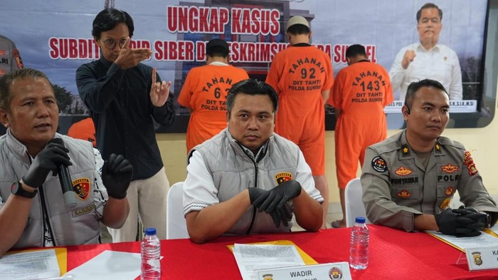 Polisi saat merilis kasus IMEI ilegal