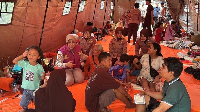 Polwan Brimob Polda Metro beri trauma healing ke anak-anak korban kebakaran Kemayoran, Jakarta Pusat, Rabu (3/6/2026).