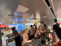 Polwan Polda Metro Bagikan Makanan Siap Saji ke Korban Kebakaran Kemayoran