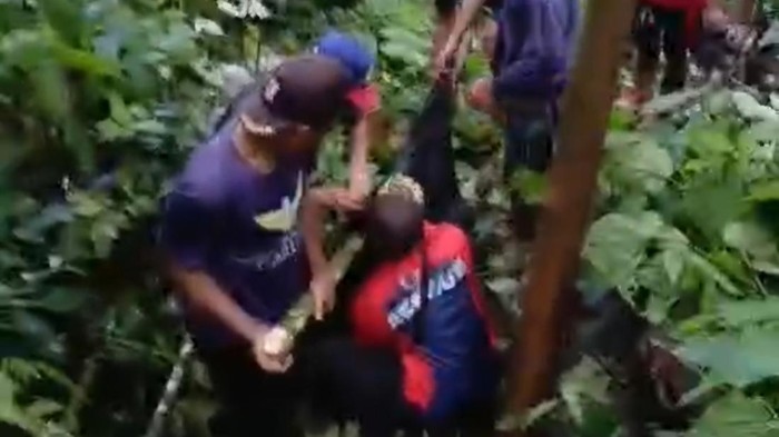 Proses evakuasi Ayi dari Gunung Salak