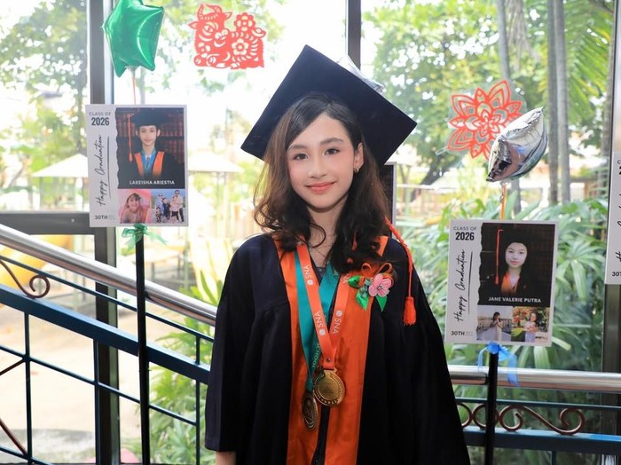 Putri Arumi Bachsin wisuda kelulusan SD.
