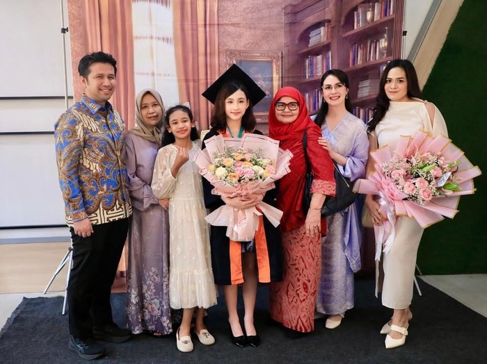 Putri Arumi Bachsin wisuda kelulusan SD.