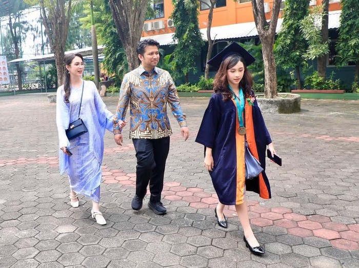 Putri Arumi Bachsin wisuda kelulusan SD.