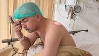 Kondisi Raffi Ahmad usai operasi dengan luka yang diperban pada bagian punggungnya. Foto: Instagram @raffinagita1717