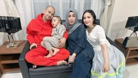 Nagita Slavina bersama Mama Amy dan Rafathar menemani Raffi Ahmad. Syafakillah afi semoga luka nya cpet pulih lgi,,Alhamdulilah Lancar operasi nyaaa, tulis Mama Amy. Foto: Instagram @amy_r_qanita