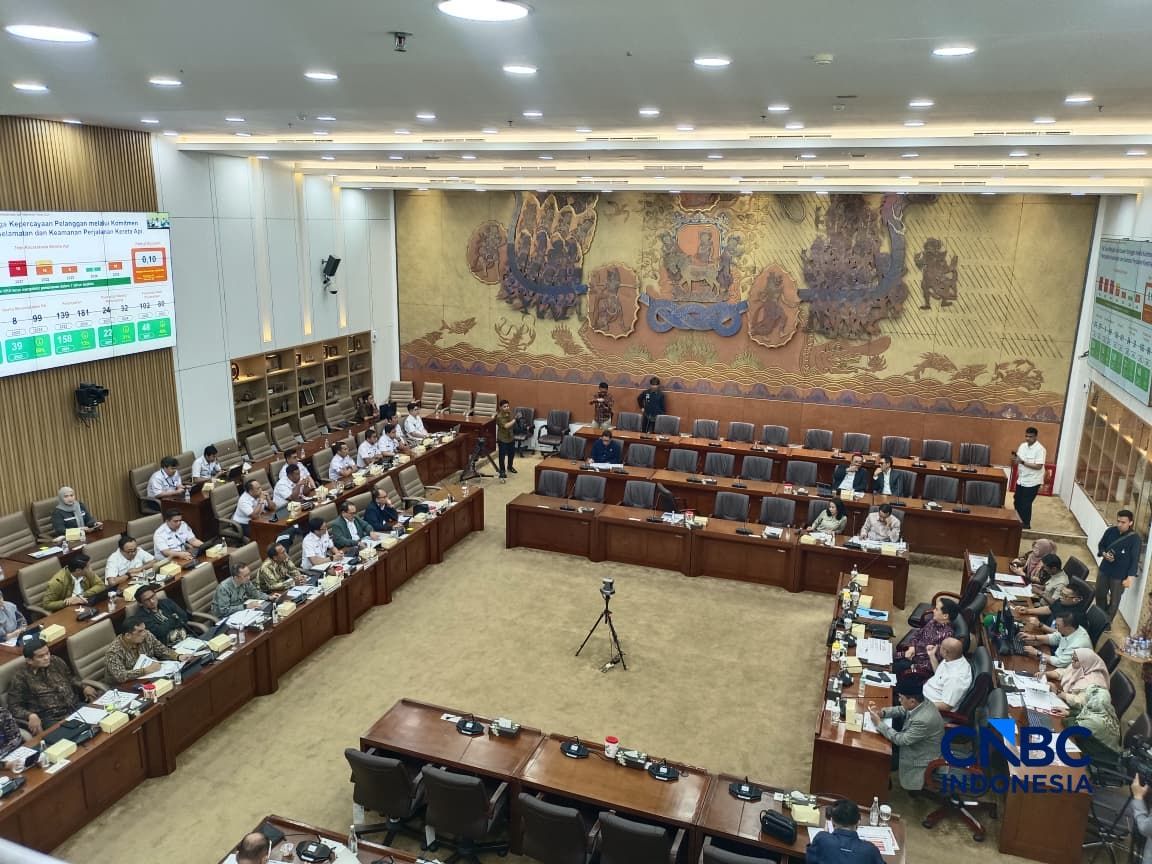 Rapat kerja Komisi VI DPR dengan KAI dan INKA di Komplek Parlemen, Jakarta, Rabu (3/6/2026). (CNBC Indonesia/Martyasari Rizky)