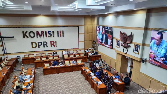 Rapat Komisi III DPR dan Pakar soal RUU Polri