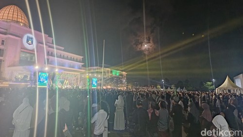 Ribuan warga memadati Kantor Bupati Lombok Tengah untuk mengikuti Tabliq Akbar, Rabu (3/6/2026).