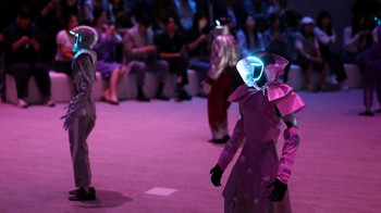 Peragaan busana futuristis di Seoul menghadirkan gambaran era baru ketika teknologi dan ekspresi kreatif berjalan beriringan. Foto: REUTERS/Kim Hong-Ji