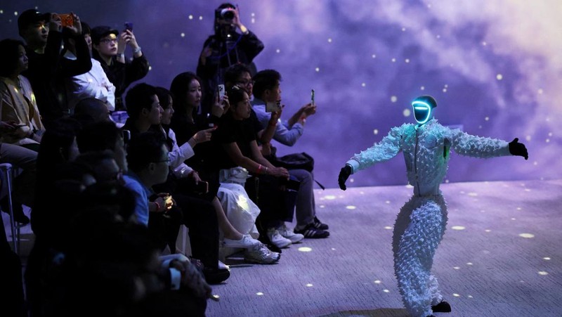 Humanoid robots and models perform during Galaxy Corporation's Mach33: Physical AI Fashion Show in Seoul, South Korea, May 28, 2026.   REUTERS/Kim Hong-Ji