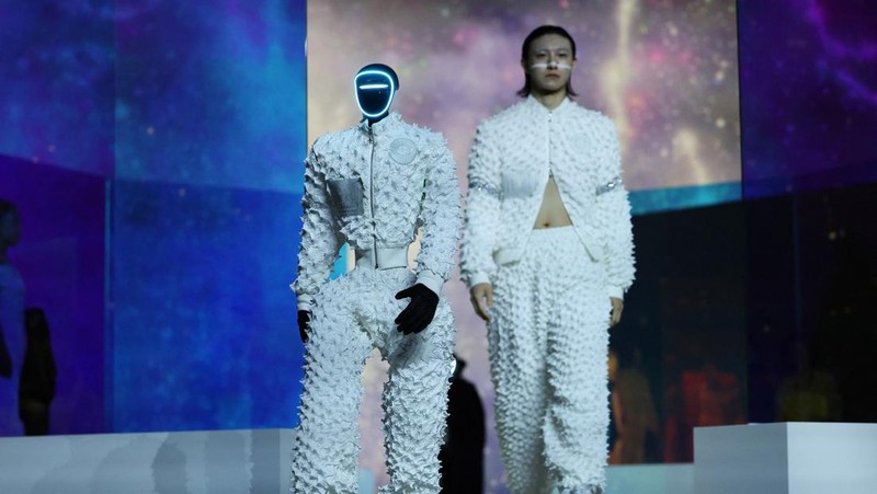 Humanoid robots and models perform during Galaxy Corporation's Mach33: Physical AI Fashion Show in Seoul, South Korea, May 28, 2026.   REUTERS/Kim Hong-Ji