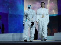 Keren! Robot Sudah Bisa Tampil di Panggung Catwalk