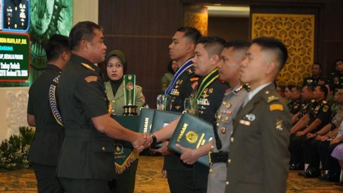 Seskab Letkol Teddy Indra Wijaya menerima penghargaan dari KSAD Jenderal TNI Maruli Simanjuntak dalam momentum penutupan Dikreg LXVII Seskoad Tahun Anggaran 2026 di Gedung Prof. Dr. Satrio, Seskoad, Bandung, Rabu (3/6/2026)