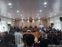 Ruang Sidang Dipadati Pengunjung saat Plt Gubri Jadi Saksi Kasus Abdul Wahid Cs