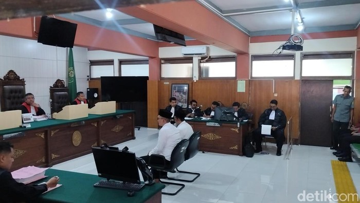 Bripka Agfus dan Suyit terdakwa pembunuhan Mahasiswi UMM saat jalani sidang perdana di PN Malang