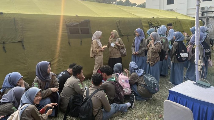 Sejumlah siswa sekolah kompak mengunjungi temannya yang menjadi warga terdampak kebakaran di kawasan Kebon Kosong, Kemayoran, Jakarta Pusat, Rabu (3/6/2026).