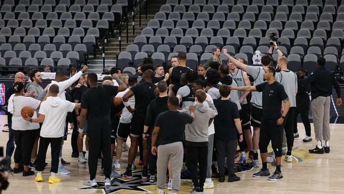 Jun 2, 2026; San Antonio, TX, USA; San Antonio Spurs players and coaches huddle at midcourt during Spurs practice on Media Day for the 2026 NBA Finals at Frost Bank Center. Mandatory Credit: Geoff Burke-Imagn Images