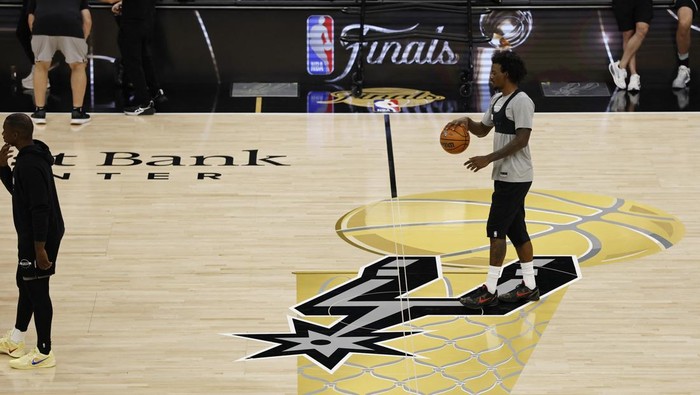 Jun 2, 2026; San Antonio, TX, USA; San Antonio Spurs players and coaches huddle at midcourt during Spurs practice on Media Day for the 2026 NBA Finals at Frost Bank Center. Mandatory Credit: Geoff Burke-Imagn Images
