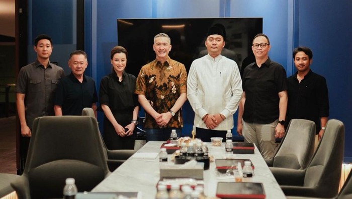 Staf Khusus Menteri Agama RI, Gugun Gumilar (baju putih) bersama jajaran pimpinan GMS di GMS Church Surabaya pada Selasa (2/6/2026) malam.