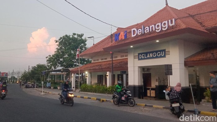 Dua penumpang KRL diamankan di Stasiun Delanggu usai diviralkan merokok di pinggir pintu, Rabu (3/5/2026).