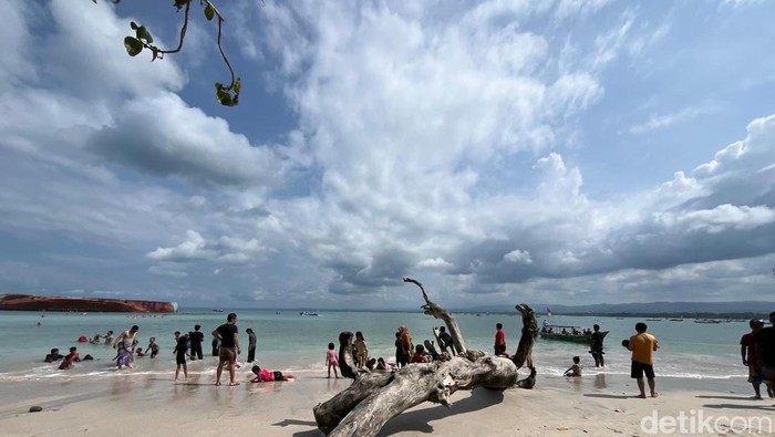 Suasana Pantai Pasir Putih Pangandaran