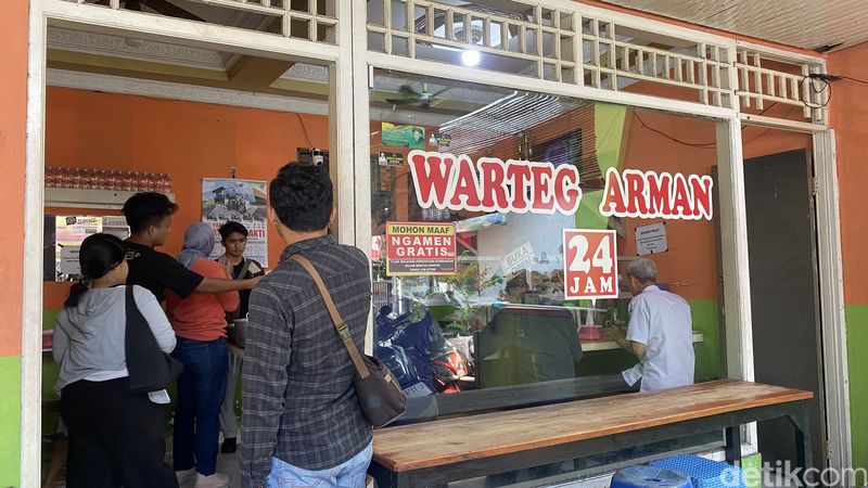 Suasana Warteg yang mengalami kenaikan harga, di Kecamatan Semarang Selatan, Kota Semarang, Rabu (3/6/2026).