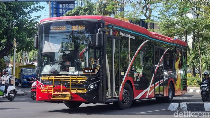 Suroboyo Bus melintas di Jalan Gubeng Pojok