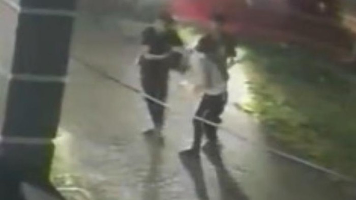 Tangkapan layar rekaman CCTV pengeroyokan kurir di Parepare.