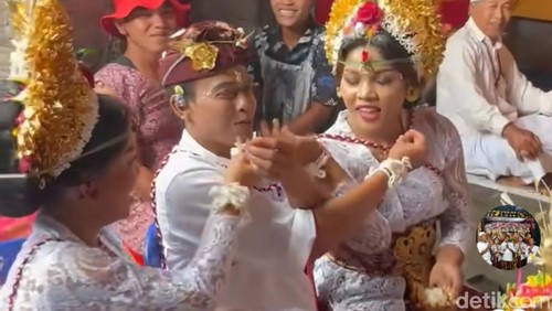 Tangkapan layar video viral seorang pria duduk di pelaminan bersama dua perempuan dalam prosesi di Desa Titab, Kecamatan Busungbiu, Kabupaten Buleleng, Bali.