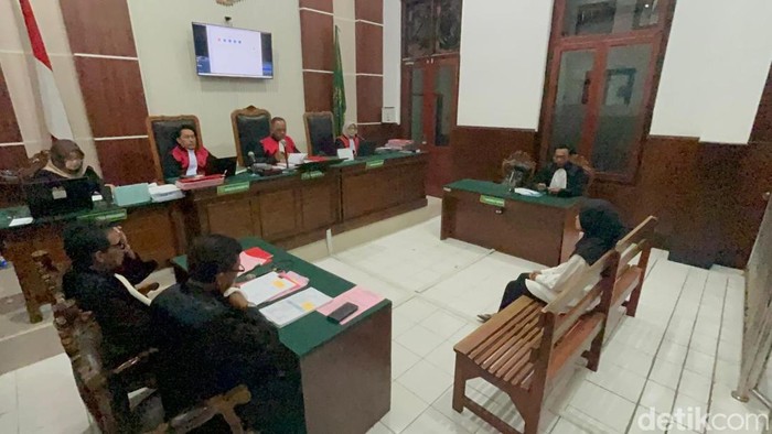 Terapis spa, Nur Hasannah Prasetya terdakwa pencurian uang pelanggannya, Tonny Soegiono Rp 1,2 miliar