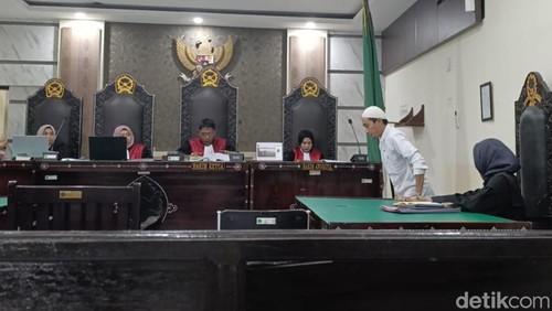 Terdakwa Bara Primario saat menjalani sidang perdana di PN Mataram, Rabu (3/6/2026).