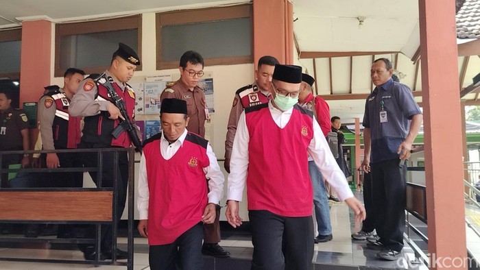 Terdakwa Bripka Agus (bermasker) hadiri persidangan dengan pengawalan ketat polisi