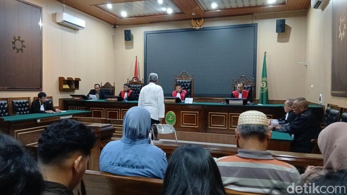 Terdakwa Pujianto berdiri dan mendengarkan Ketua Majelis Hakim, Dedy Adi Saputra membacakan amar putusan di ruang sidang Cakra di Pengadilan Negeri Blora, Rabu (3/6/2026).