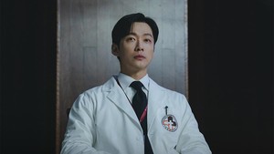 Kang Tae Joo merupakan seorang ahli bedah dan direktur We Are Together Hospital. (Foto: dok. KBS)