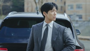 Rumah tangga Kang Tae Joo lagi terguncang. Dia dan istrinya akan segera bercerai. Tapi di tengah proses itu, tiba-tiba ada kabar istrinya diculik. (Foto: dok. KBS)