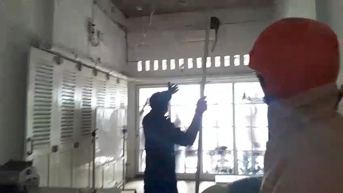 Penampakan kera yang bikin ricuh di rumah warga  Dukuh Giriroto, Desa Girimargo, Kecamatan Miri, Sragen, Rabu (3/6/2026).