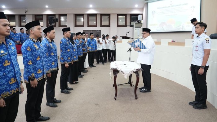 Wali Kota Makassar, Munafri Arifuddin melakukan pengambilan sumpah dan janji kepada 167 orang PNS formasi tahun 2024 lingkup Pemkot Makassar.