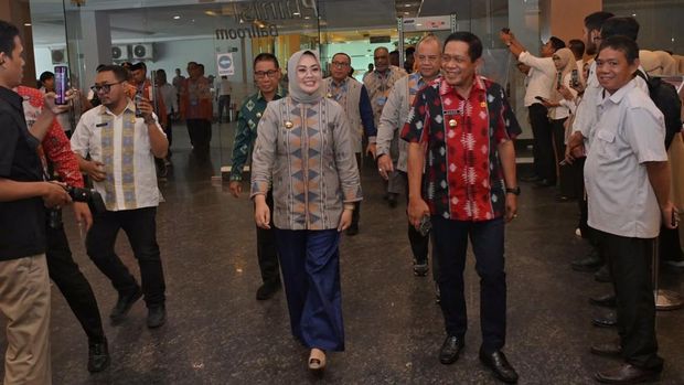 Walkot Kendari Siska Karina Imran saat tiba di lokasi Raker Apeksi Komwil VI di Hotel Claro Kendari.