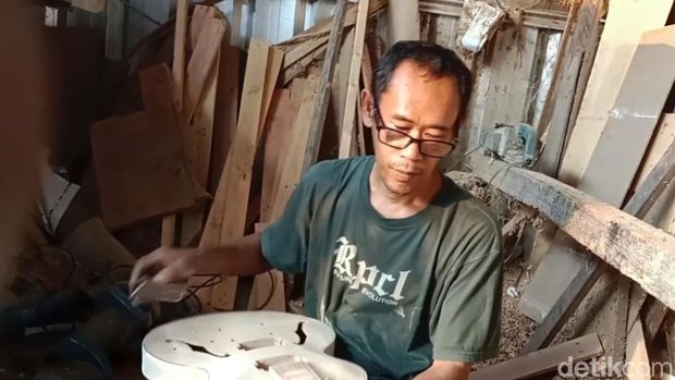 Wartono, pembuat gitar asal Indramayu.
