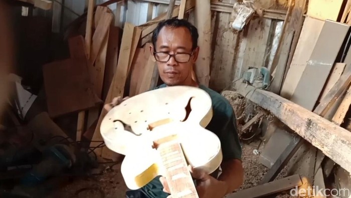 Wartono, pembuat gitar asal Indramayu.
