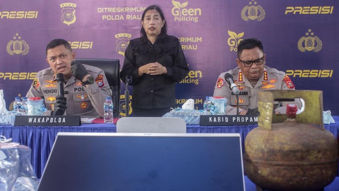 Wakapolda Riau Brigjen Pol Hengky Haryadi (kiri) bersama Kabid Propam Kombes Pol Harissandi (kanan) memberikan keterangan kepada wartawan saat rilis pengungkapan kasus  Curas, Curanmor dan Curat (C3) tahun 2026 di Polda Riau, Pekanbaru, Riau, Rabu (3/6/2026). Selama periode Januari hingga Mei 2026, Polda Riau beserta Polres jajaran menangkap sebanyak 525 orang tersangka terkait kasus Curas, Curanmor dan Curat (C3) dan menyita barang bukti berupa 189 unit sepeda motor, 18 unit mobil, 2 pucuk senjata api, 29 senjata tajam, serta 15 kunci leter T sebagai bagian dari upaya pemberantasan kejahatan jalanan di Provinsi Riau. ANTARA FOTO//Rony Muharrman/bar