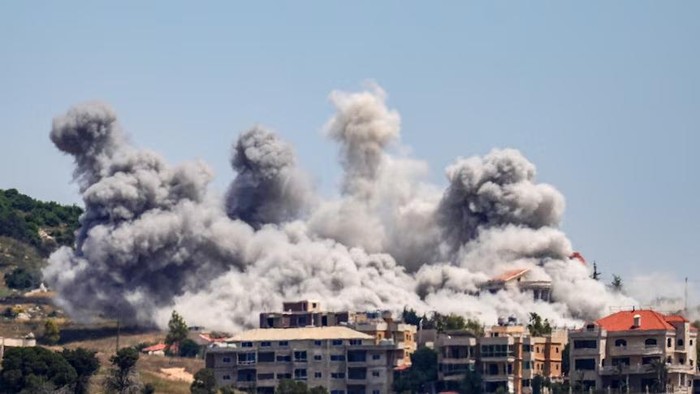 Asap mengepul dari Lebanon selatan menyusul serangan Israel. (Reuters: Stringer)