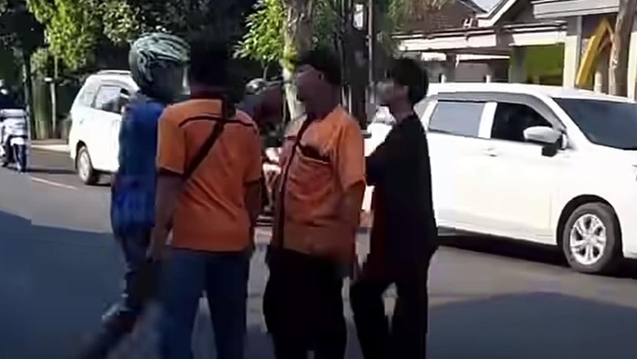 Adu mulut pemotor dan kru bus Harapan Jaya di Kediri