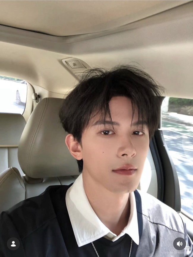 Deng Kai juga meraih popularitasnya berkat Pursuit of Jade. Belum lama ini, ia pun viral setelah terlihat kewalahan dan terdorong saat mencoba melewati kerumunan penggemar di bandara Hangzhou untuk melakukan perjalanan syuting variety show Hello Saturday. Foto: Dok. Weibo, Instagram, iQiyi