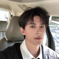 Deng Kai juga meraih popularitasnya berkat Pursuit of Jade. Belum lama ini, ia pun viral setelah terlihat kewalahan dan terdorong saat mencoba melewati kerumunan penggemar di bandara Hangzhou untuk melakukan perjalanan syuting variety show Hello Saturday. Foto: Dok. Weibo, Instagram, iQiyi