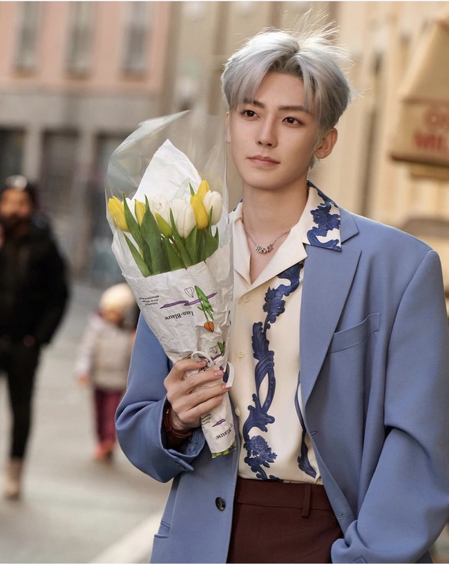 Hou Minghao kembali disorot lewat aksi manisnya yang diketahui menyimpan setiap surat penggemar yang ia terima selama sembilan tahun terakhir, menyimpannya dengan hati-hati dalam kotak-kotak besar sebagai koleksi pribadi. Aktor drama Cambrian Period ini akan membintangi serial Key to the Phoenix Heart, sebagai Jenderal Xiao Wuyi. Foto: Dok. Weibo, Instagram, iQiyi