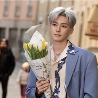 Hou Minghao kembali disorot lewat aksi manisnya yang diketahui menyimpan setiap surat penggemar yang ia terima selama sembilan tahun terakhir, menyimpannya dengan hati-hati dalam kotak-kotak besar sebagai koleksi pribadi. Aktor drama Cambrian Period ini akan membintangi serial Key to the Phoenix Heart, sebagai Jenderal Xiao Wuyi. Foto: Dok. Weibo, Instagram, iQiyi