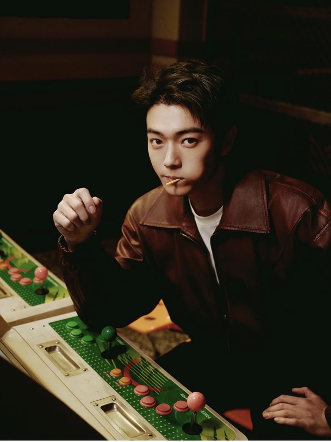 Xu Kai mengawali kariernya pada 2016 lewat drama Zhao Ge. Ia mendapatkan popularitas atas perannya dalam drama Story of Yanxi Palace, Arsenal Military Academy, The Legends, Falling Into Your Smile. Proyek mendatangnya termasuk Moonlit Reunion dan 800 Meters. Foto: Dok. Weibo, Instagram, iQiyi