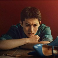 Sebelum terjun ke industri hiburan, Dylan Wang menjalani pelatihan untuk menjadi pramugara di Sekolah Tinggi Penerbangan Sipil Sichuan Barat Daya. Dylan Wang memulai karier aktingnya pada 2018, memerankan Daoming Si dalam remake Meteor Garden. Popularitasnya semakin meningkat lewat Love Between Fairy and Devil. Tahun ini, proyek-proyek mendatangnya termasuk film thriller kriminal Light to the Night dan film fantasi wuxia Live Long and Prosper, yang keduanya telah menyelesaikan syuting dan dijadwalkan untuk dirilis. Foto: Dok. Weibo, Instagram, iQiyi