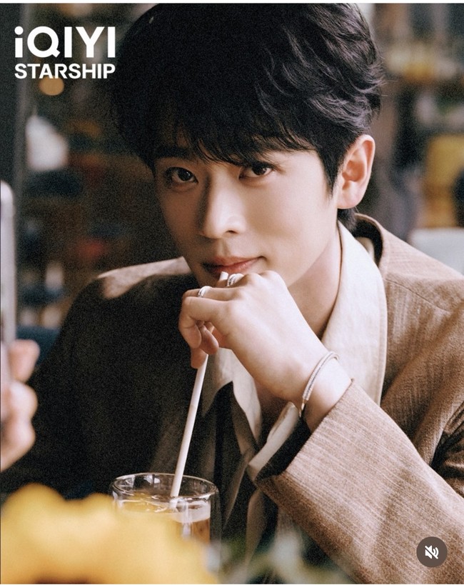 Cheng Lei memulai kariernya dengan memainkan peran kecil dalam drama Rules of Zoovenia pada 2019 dan komedi romantis My Husky Boyfriend pada 2021. Namanya populer setelah membintangi A Familiar Stranger. Proyek-proyek mendatang Cheng Lei termasuk How Dare You!?, dan Mo Li, di mana ia akan memainkan peran utama bersama Bai Lu. Foto: Dok. Weibo, Instagram, iQiyi